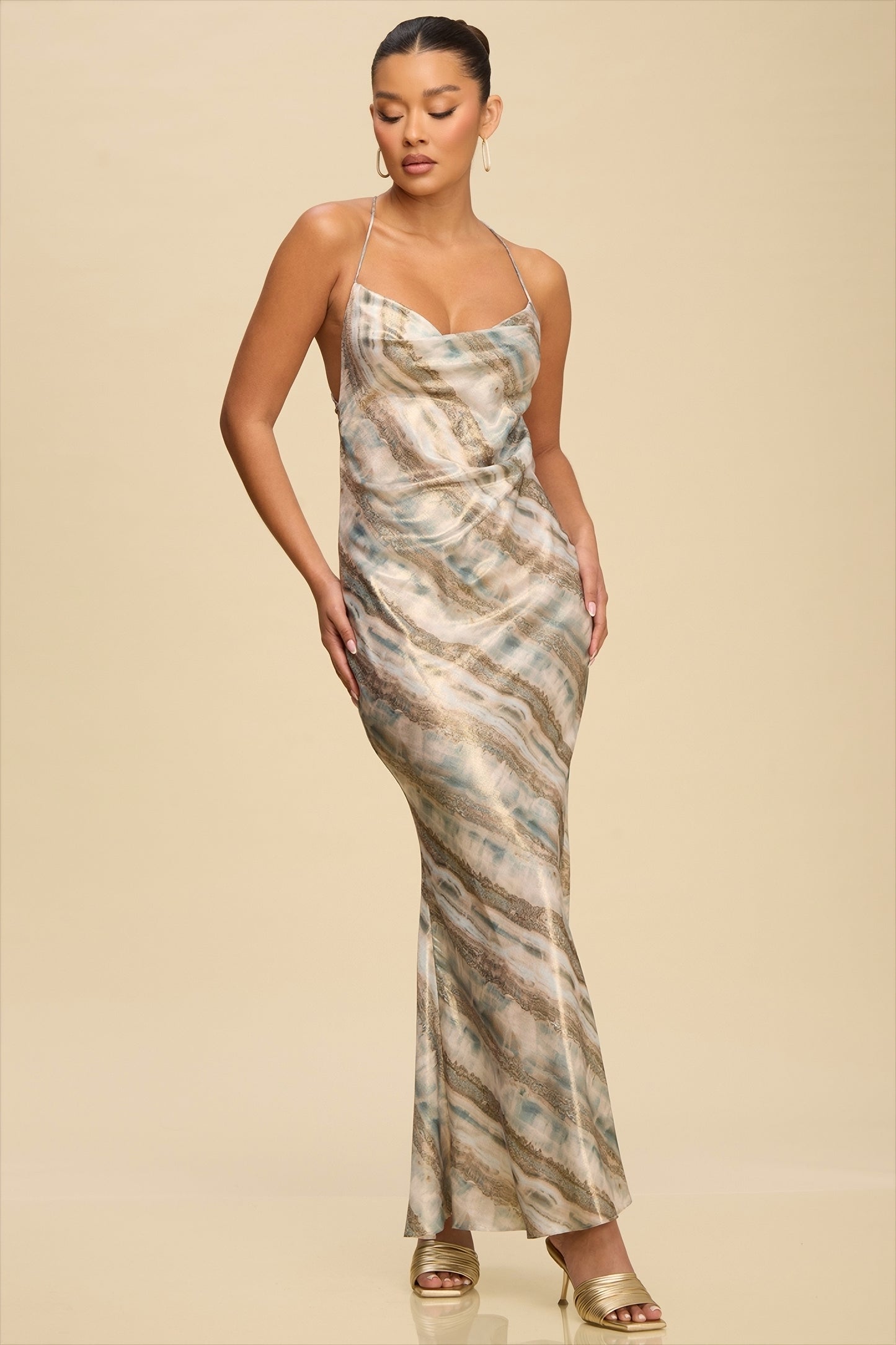 Aelina - Longue robe satinée dos nu.