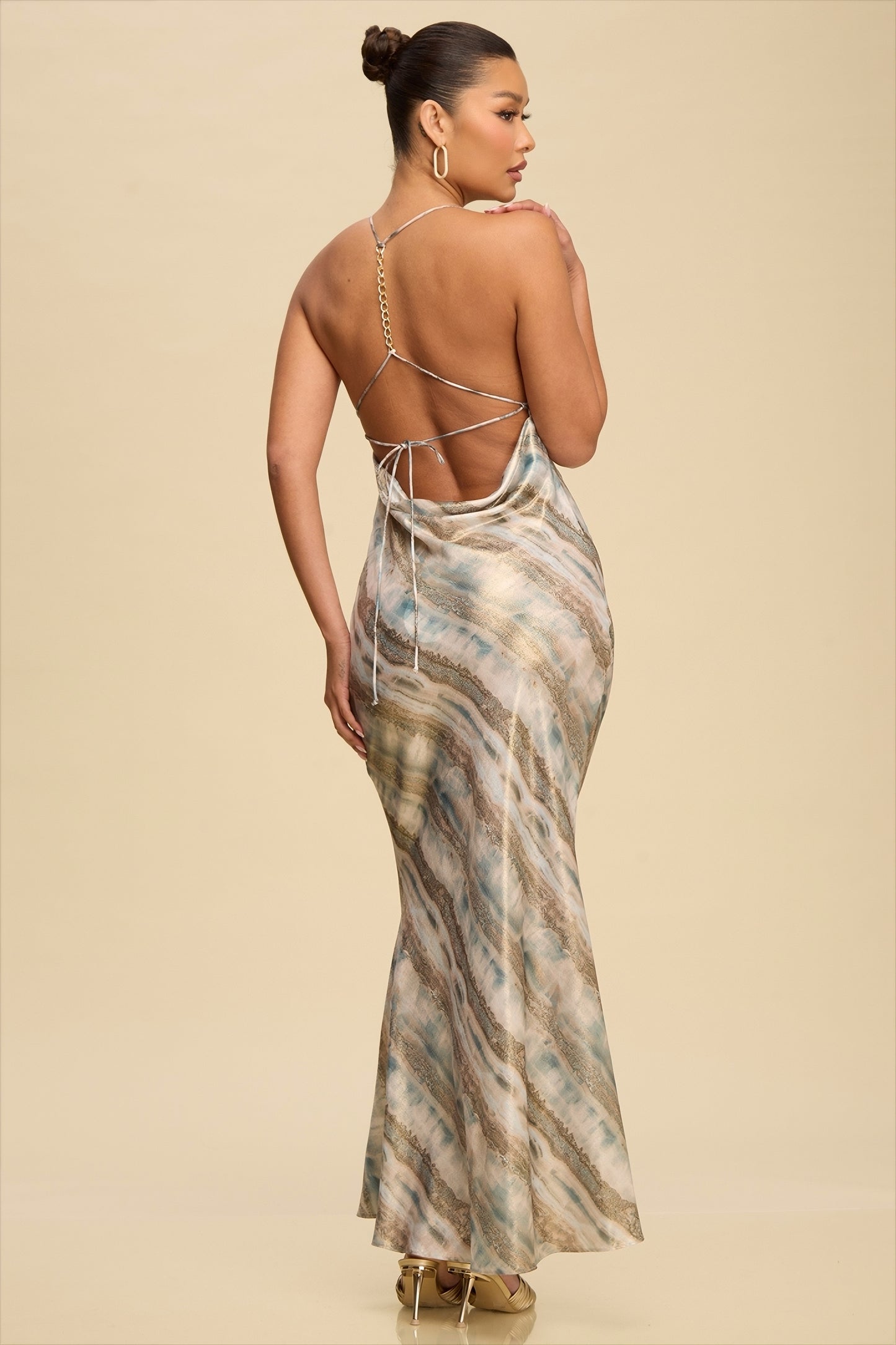 Aelina - Longue robe satinée dos nu.